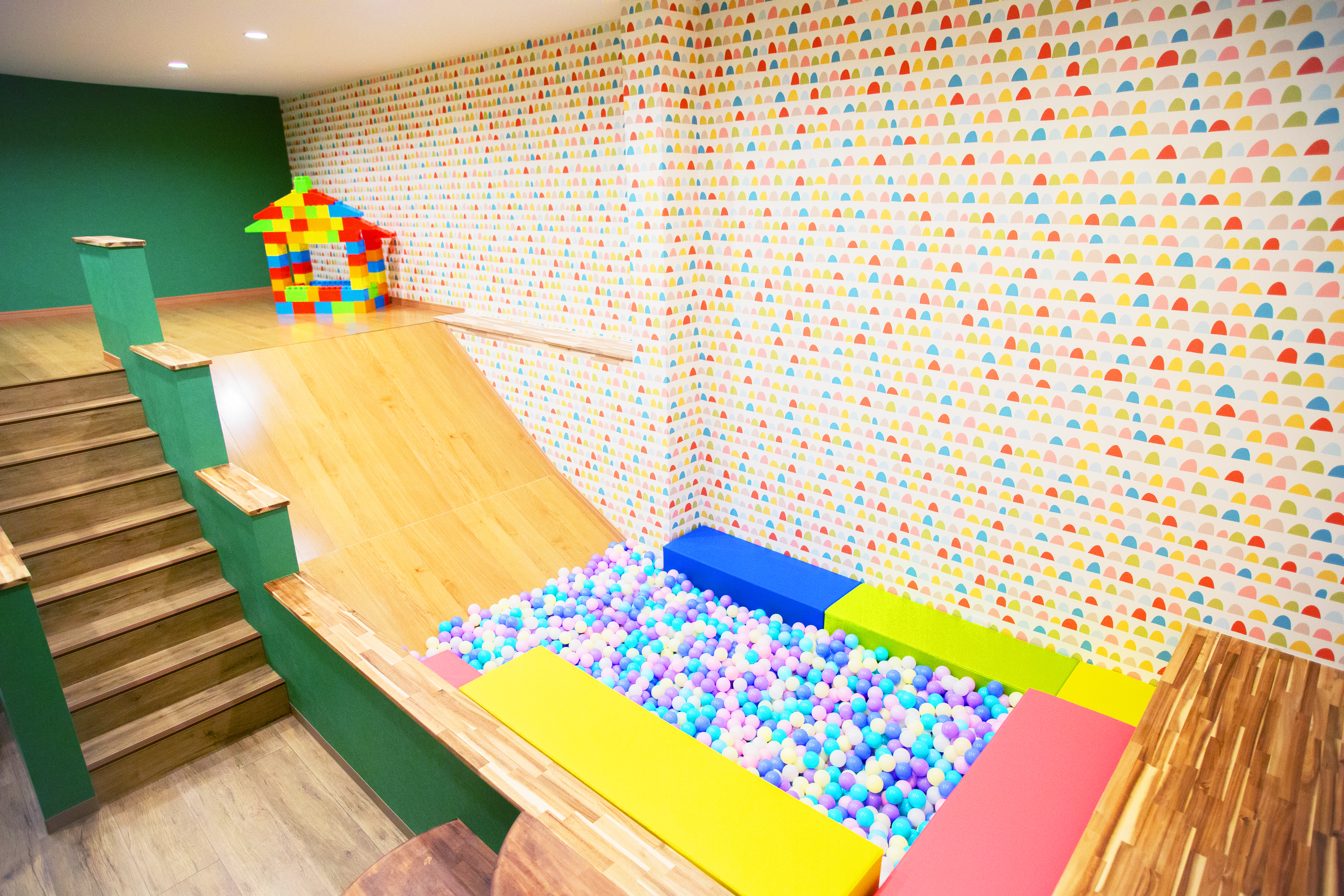 1F キッズスペースの滑り台