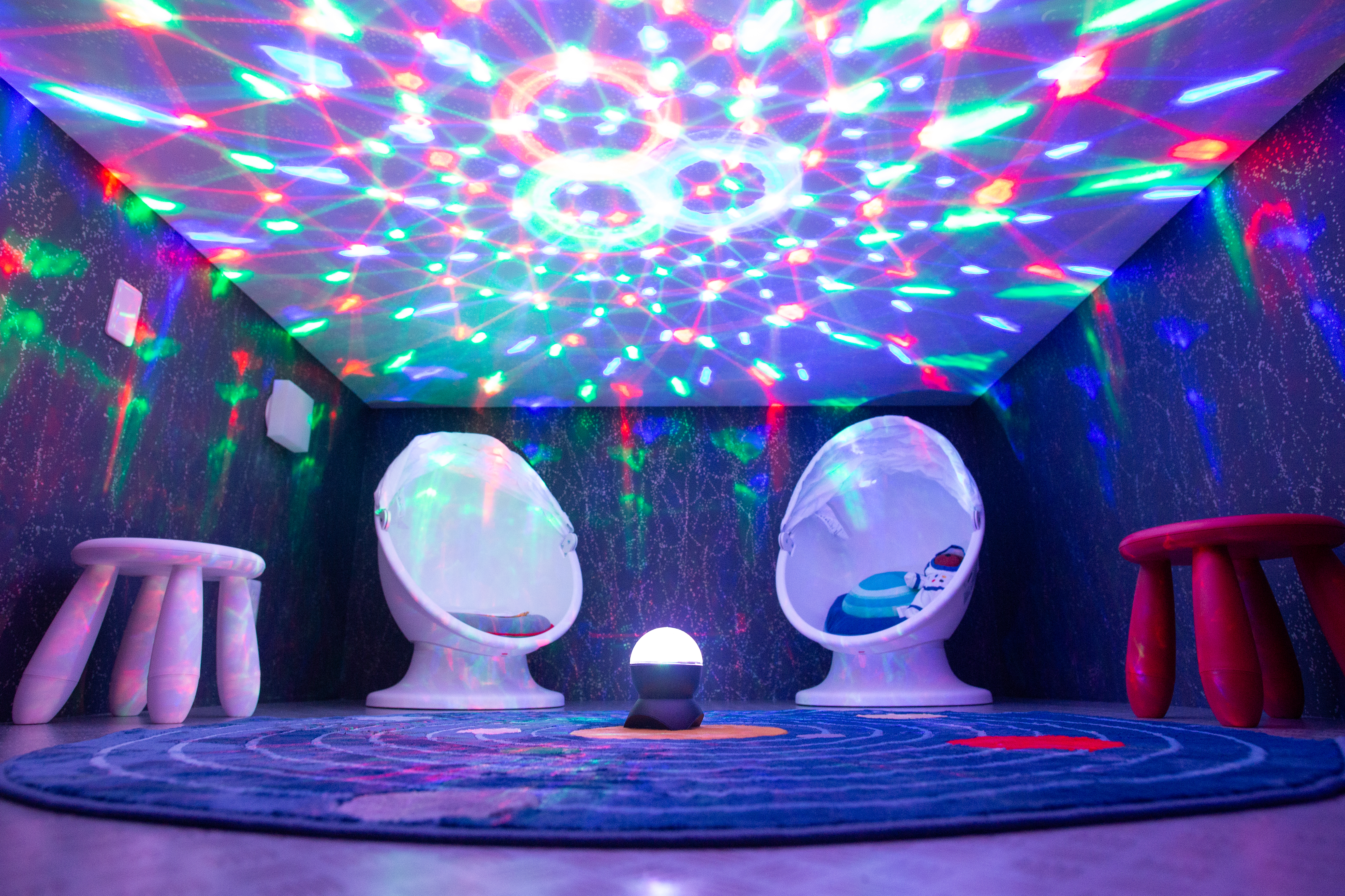 ライトアップされたキッズスペース