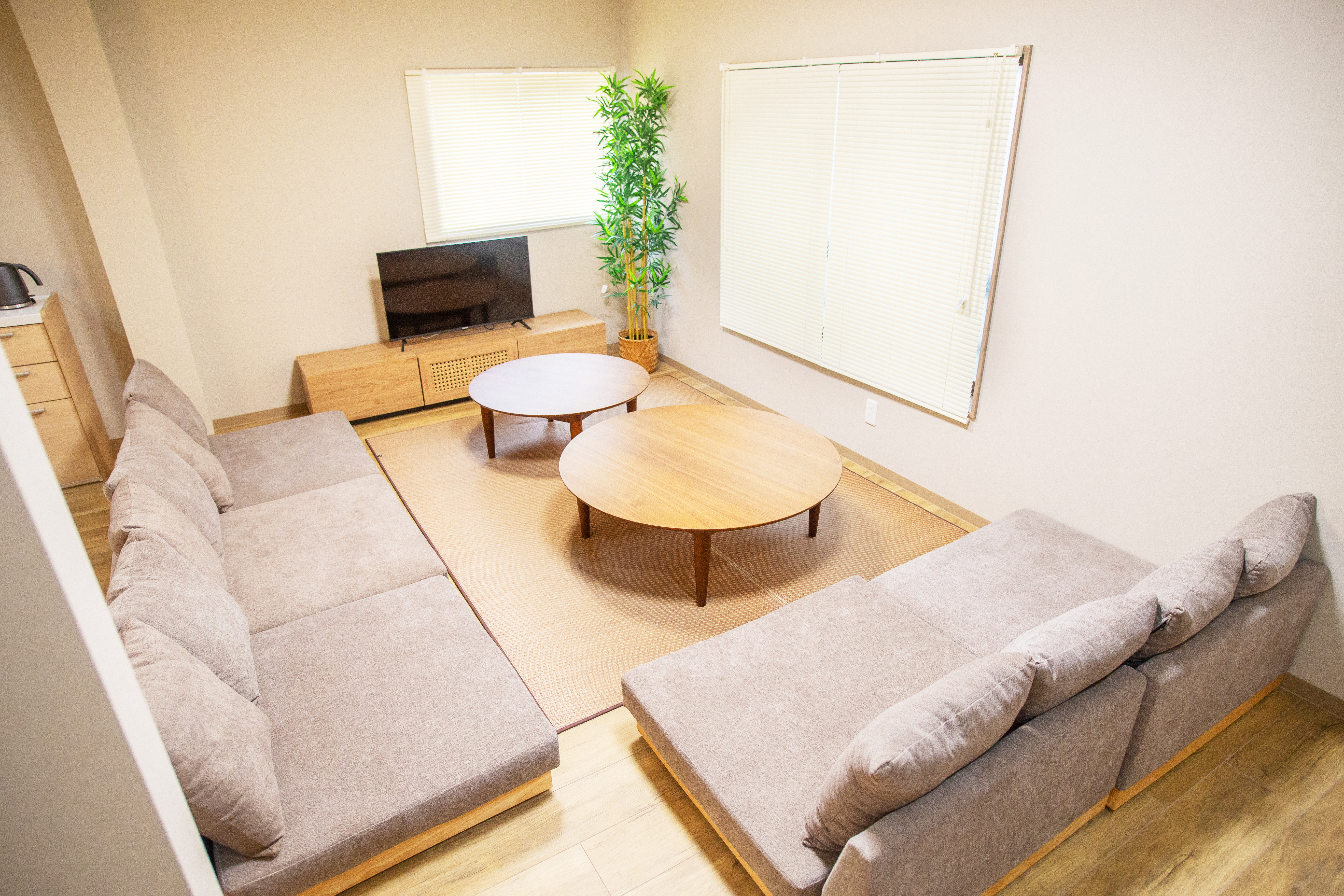 3F リビングスペースのダイニングテーブル