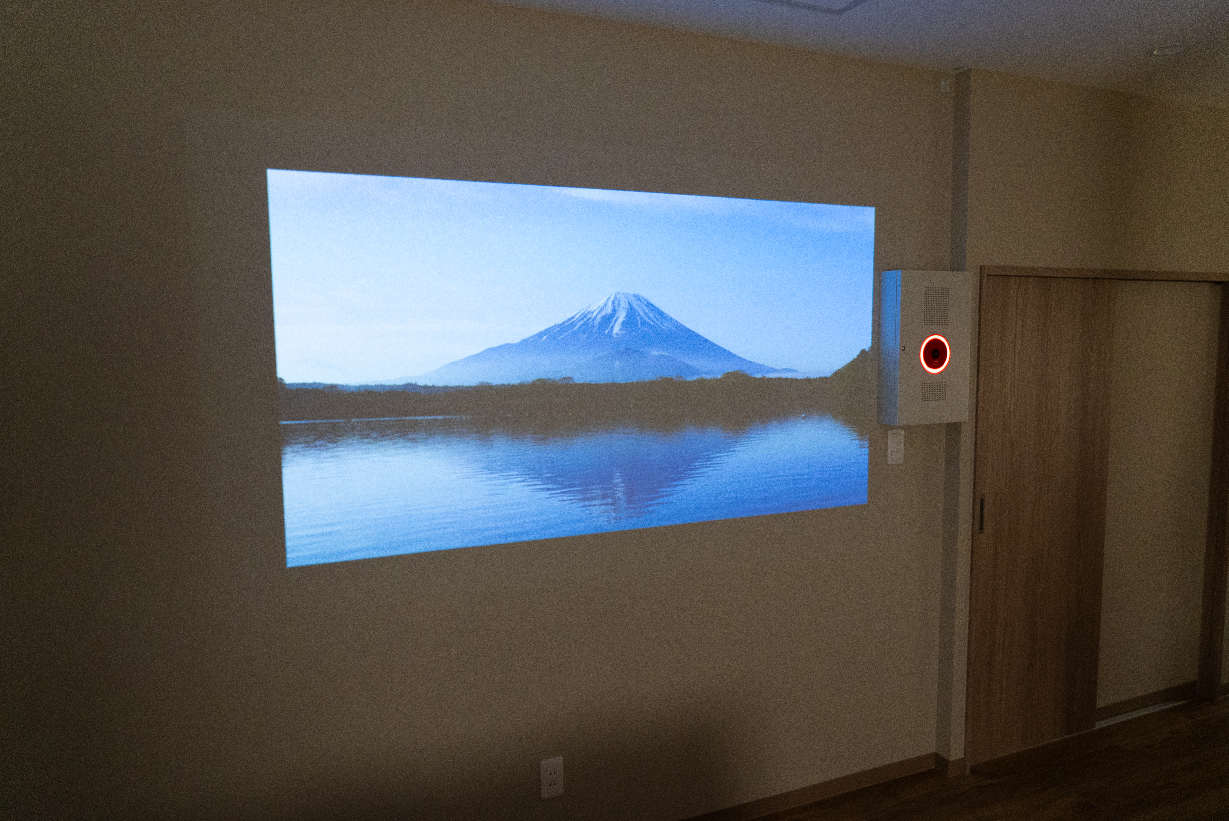 プロジェクターで映像を映している様子